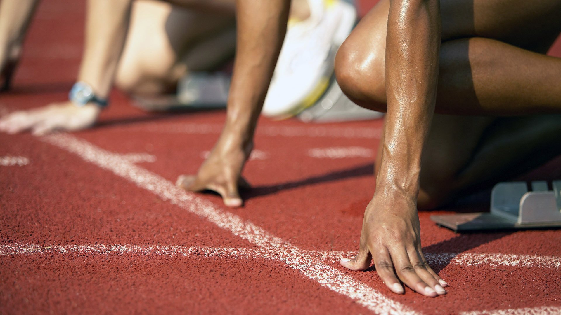 赛道上的毫厘之争，阿隆索火热状态助法拉利惊险击败索伯