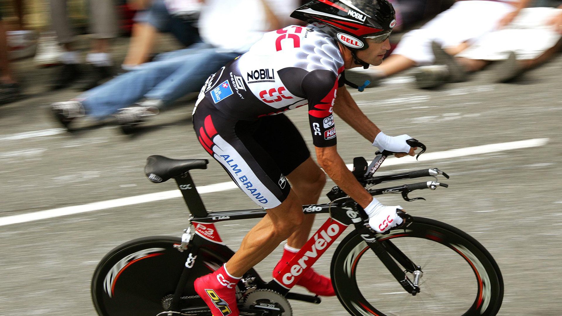 银石之巅，当迈凯伦的橙焰吞噬红牛的钛翼，汉密尔顿以孤勇重写F1的王座法则